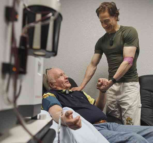 브라이언 존슨의 아버지(71)가 아들의 혈장을 수혈받는 모습('bryanjohnson' 인스타그램 갈무리). 2023.11.28.