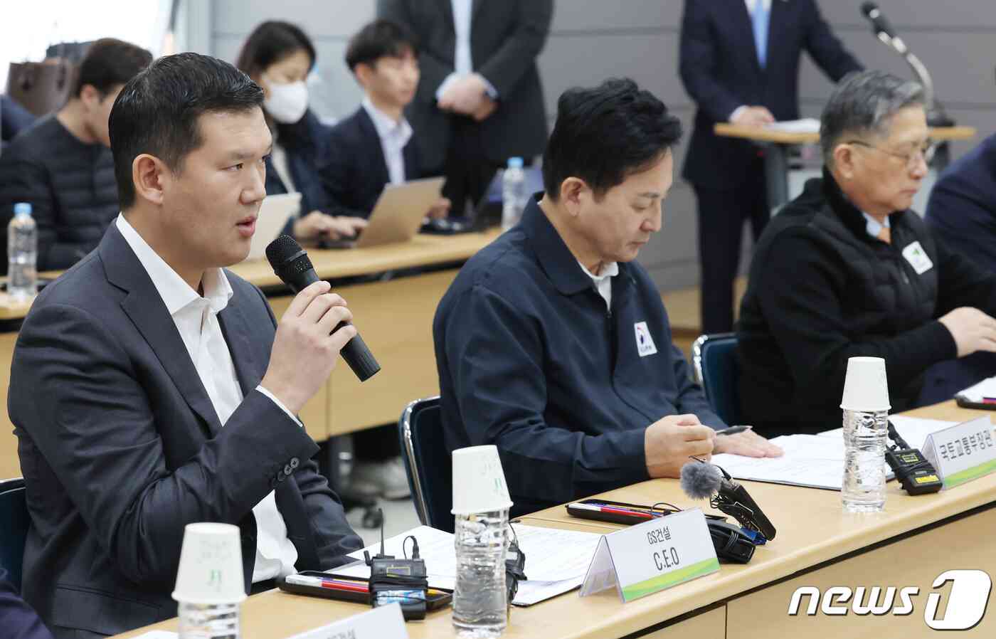 허윤홍 GS건설 사장이 28일 오후 인천시 서구 LH 검단사업단에서 열린 LH 검단AA13 붕괴사고 입주예정자 현장간담회에서 인사말을 하고 있다. 왼쪽부터 허 사장, 원희룡 국토교통부 장관, 이한준 LH 사장. 2023.11.28/뉴스1 © News1 김민지 기자