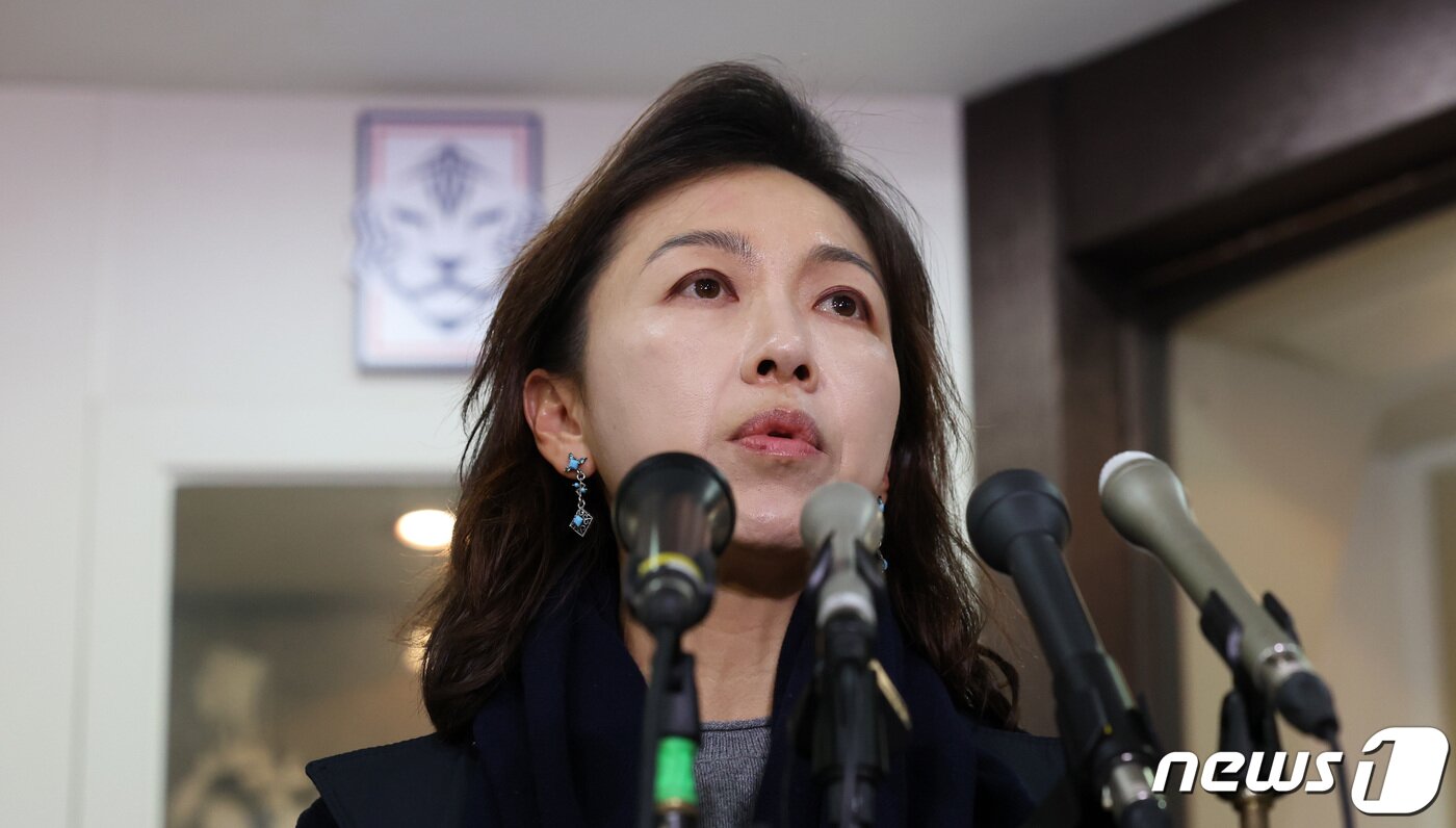 본문 이미지 - 이윤남 대한축구협회 윤리위원장이 28일 오후 서울 종로구 대한축구협회 회의실에서 열린 '불법 촬영 혐의'를 받는 축구 국가대표 황의조의 향후 대표팀 차출 및 국가대표 자격 유지에 대한 논의 기구 회의를 마친 후 결과 브리핑을 하고 있다. 2023.11.28/뉴스1 ⓒ News1 김성진 기자