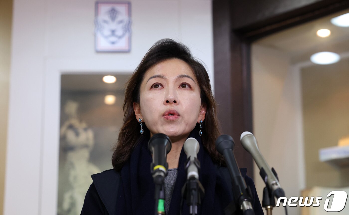 본문 이미지 - 이윤남 대한축구협회 윤리위원장이 28일 오후 서울 종로구 대한축구협회 회의실에서 열린 '불법 촬영 혐의'로 경찰 수사를 받고 있는 축구 국가대표 선수 황의조의 향후 대표팀 차출 및 국가대표 자격 유지에 대한 논의 기구 회의를 마친 후 회의 결과를 브리핑 하고 있다. 2023.11.28/뉴스1 ⓒ News1 김성진 기자