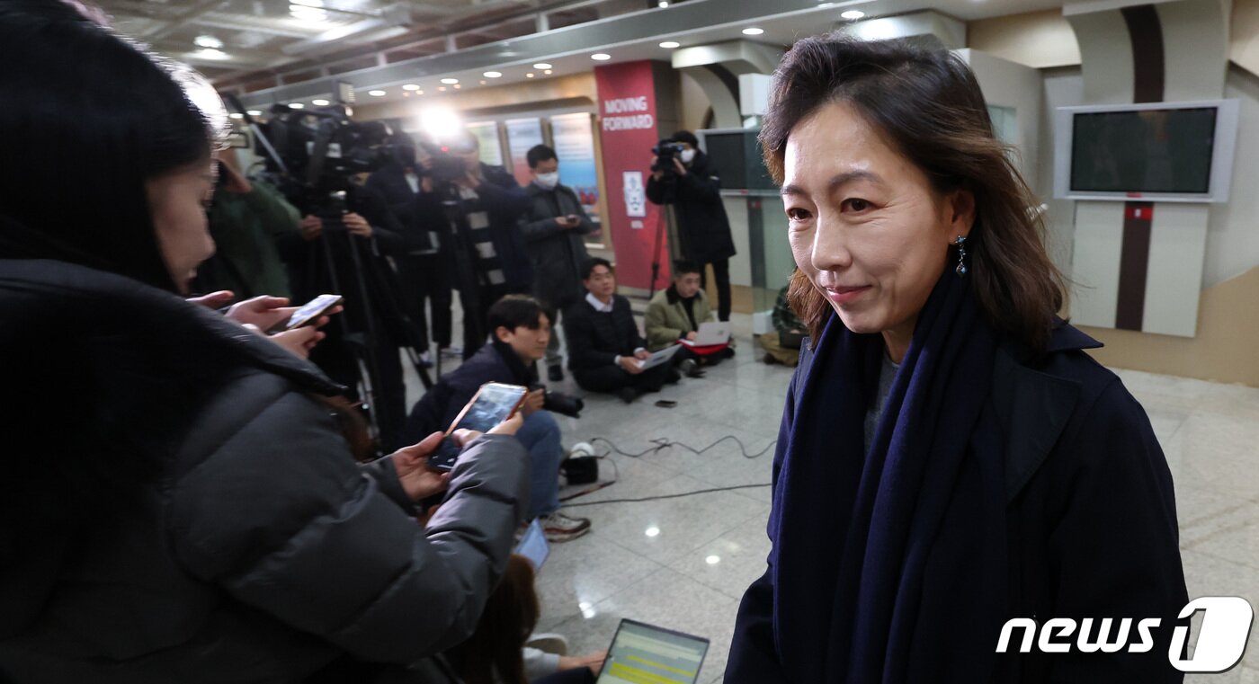 본문 이미지 - 이윤남 대한축구협회 윤리위원장이 28일 오후 서울 종로구 대한축구협회 회의실에서 열린 '불법 촬영 혐의'로 경찰 수사를 받고 있는 축구 국가대표 선수 황의조의 향후 대표팀 차출 및 국가대표 자격 유지에 대한 논의 기구 회의를 마치고 브리핑을 한 후 발걸음을 옮기고 있다. 2023.11.28/뉴스1 ⓒ News1 김성진 기자