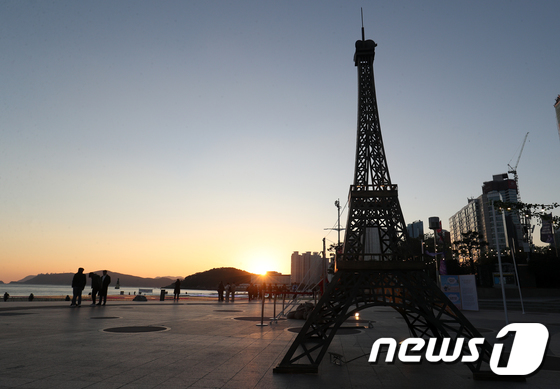2030부산세계박람회 결전의 날…에펠탑 뒤로 저무는 해