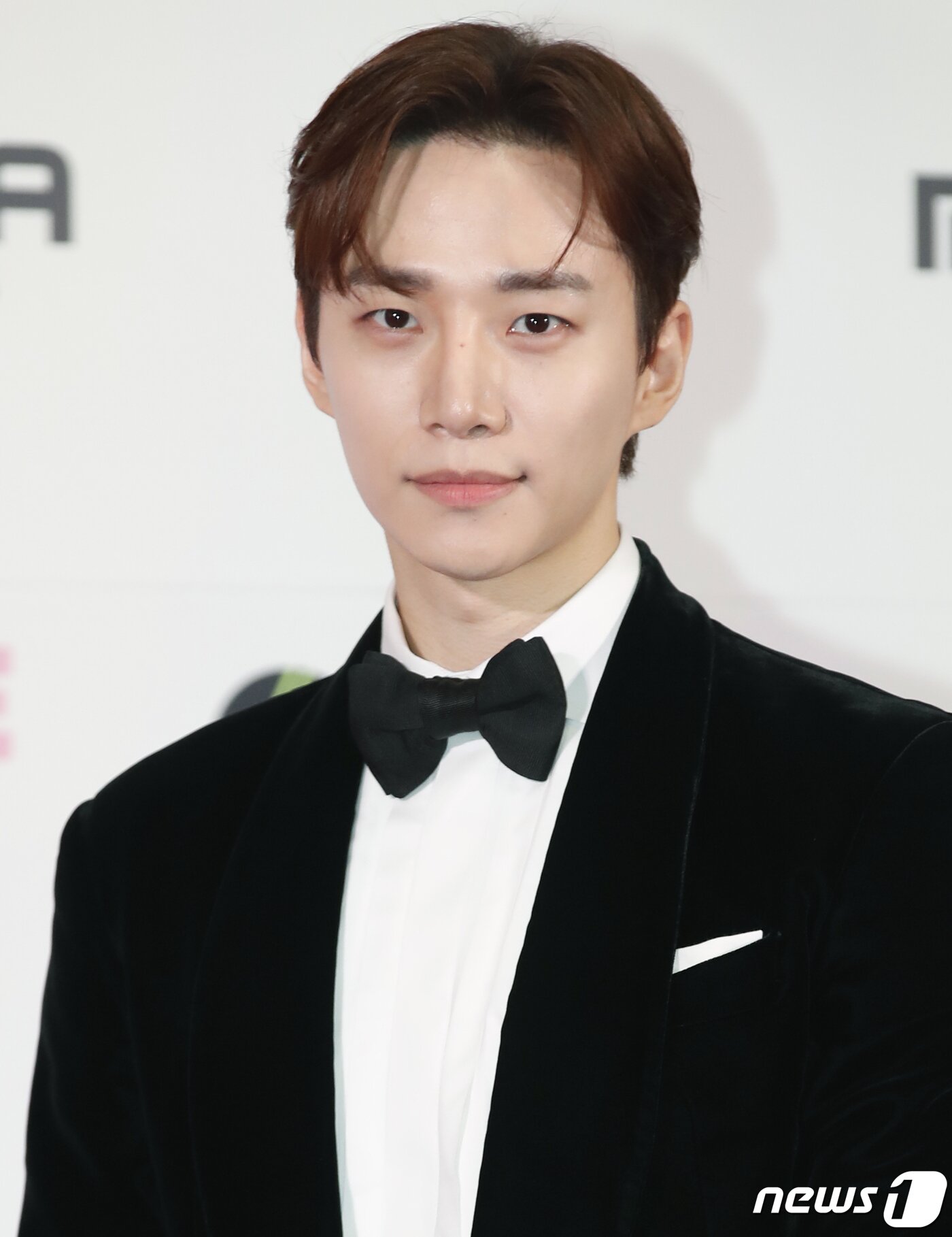 본문 이미지 - 2PM 이준호가 28일 일본 도쿄돔에서 열린 ‘2023 마마 어워즈(2023 MAMA AWARDS)’에서 포즈를 취하고 있다. ⓒ News1 권현진 기자