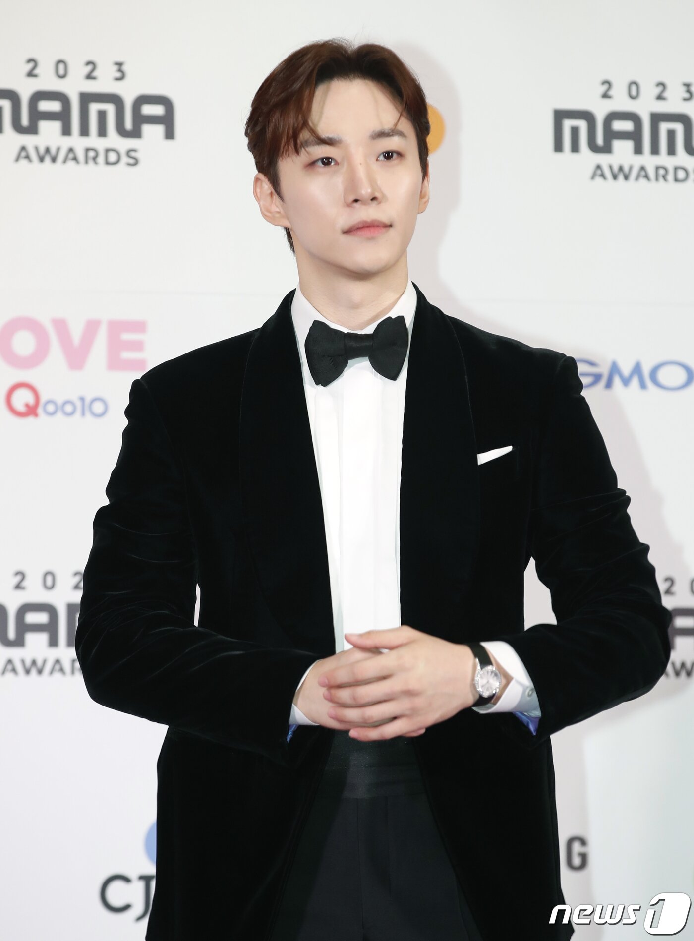 본문 이미지 - 배우 이준호가 28일 일본 도쿄돔에서 열린 ‘2023 마마 어워즈(2023 MAMA AWARDS)’에서 포즈를 취하고 있다. ⓒ News1 권현진 기자
