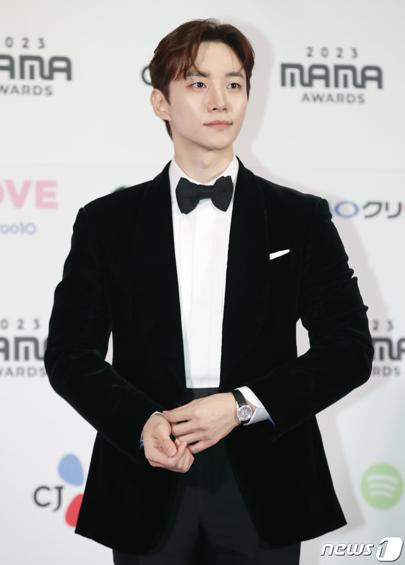 본문 이미지 - 배우 이준호가 28일 일본 도쿄돔에서 열린 ‘2023 마마 어워즈(2023 MAMA AWARDS)’에서 근사한 포즈를 취하고 있다. ⓒ News1 권현진 기자