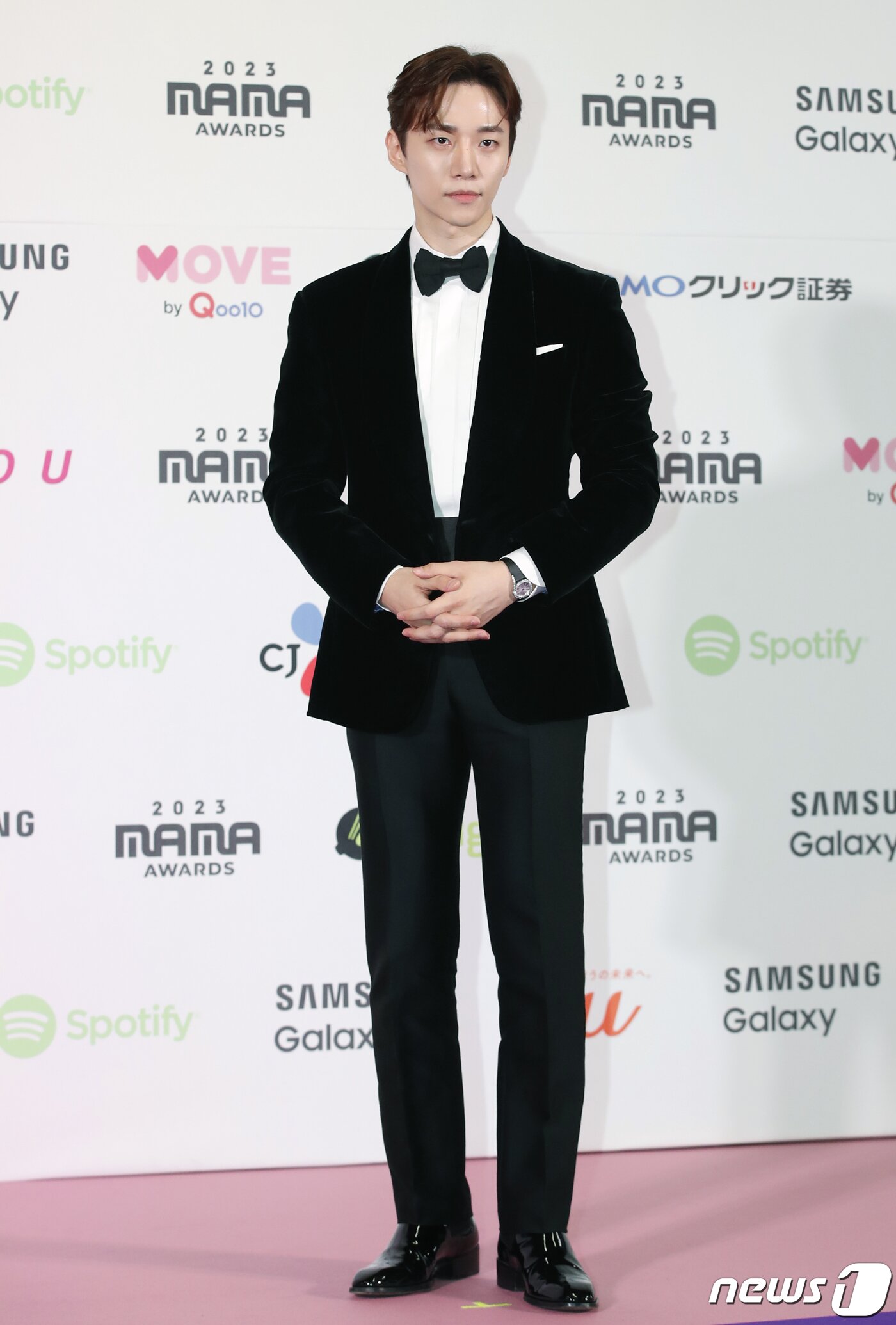 본문 이미지 - 배우 이준호가 28일 일본 도쿄돔에서 열린 ‘2023 마마 어워즈(2023 MAMA AWARDS)’에서 매력을 발산하고 있다. ⓒ News1 권현진 기자