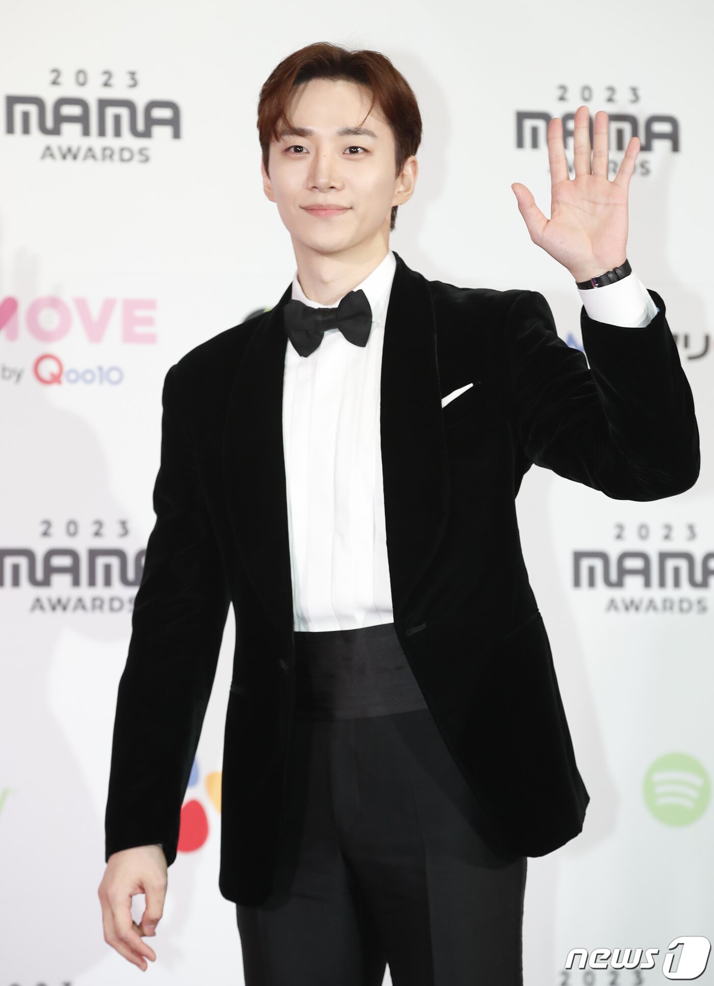 본문 이미지 - 배우 이준호가 28일 일본 도쿄돔에서 열린 ‘2023 마마 어워즈(2023 MAMA AWARDS)’에서 옅은 미소를 지으며 여심을 홀리고 있다. ⓒ News1 권현진 기자