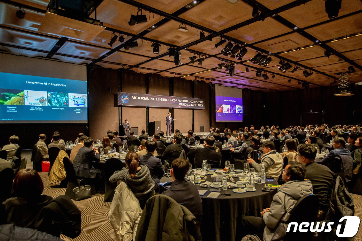 본문 이미지 - 마이크로소프트가 개최한 '바이오 추적감시와 인공지능, 암호화 컴퓨팅' 심포지엄 참가자들이 발표를 듣고 있다.2023.11.27/뉴스1 ⓒ News1 황진중 기자