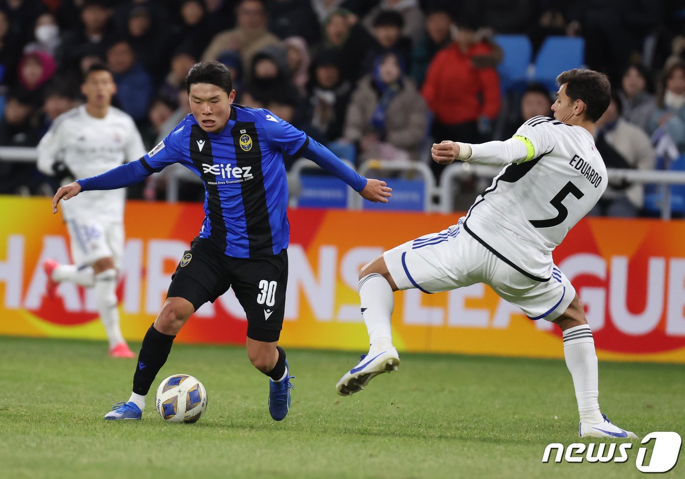 본문 이미지 - 28일 오후 인천 중구 인천축구전용경기장에서 열린 2023-2024 챔피언스리그(ACL) 조별리그 G조 5차전 인천 유나이티드와 일본 요코하마 마리노스의 경기에서 인천 최우진이 돌파하고 있다. 2023.11.28/뉴스1 ⓒ News1 김민지 기자