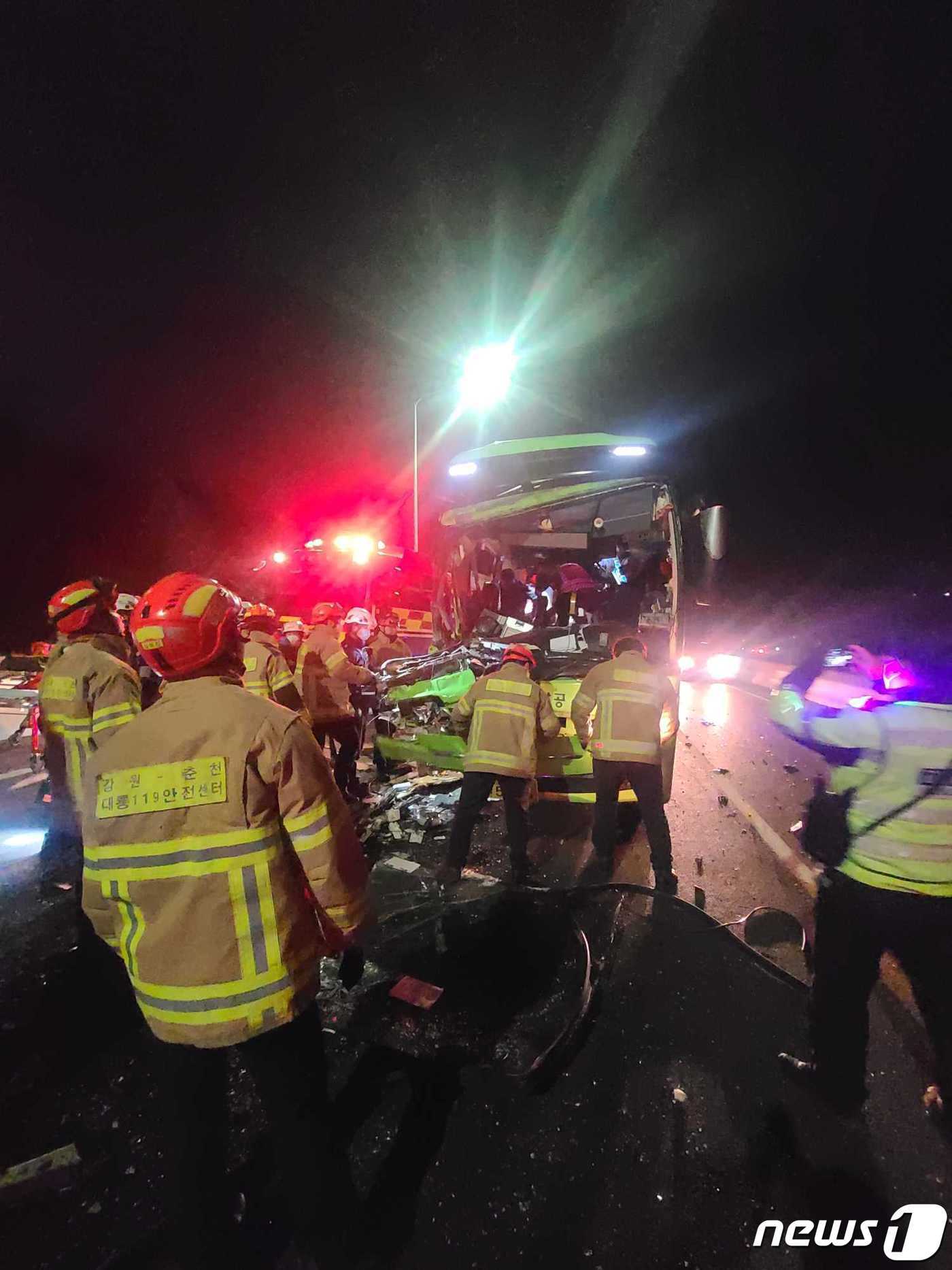 본문 이미지 - 28일 오후 7시28분쯤 강원 춘천시 동산면 봉명리 소재 중앙고속도로 봉영2교(춘천방향)에서 31명이 탄 관광버스와 25톤 화물차가 부딪히는 사고가 발생, 16명이 중경상을 입은 것으로 나타났다. (강원도소방본부 제공) 2023.11.28/뉴스1