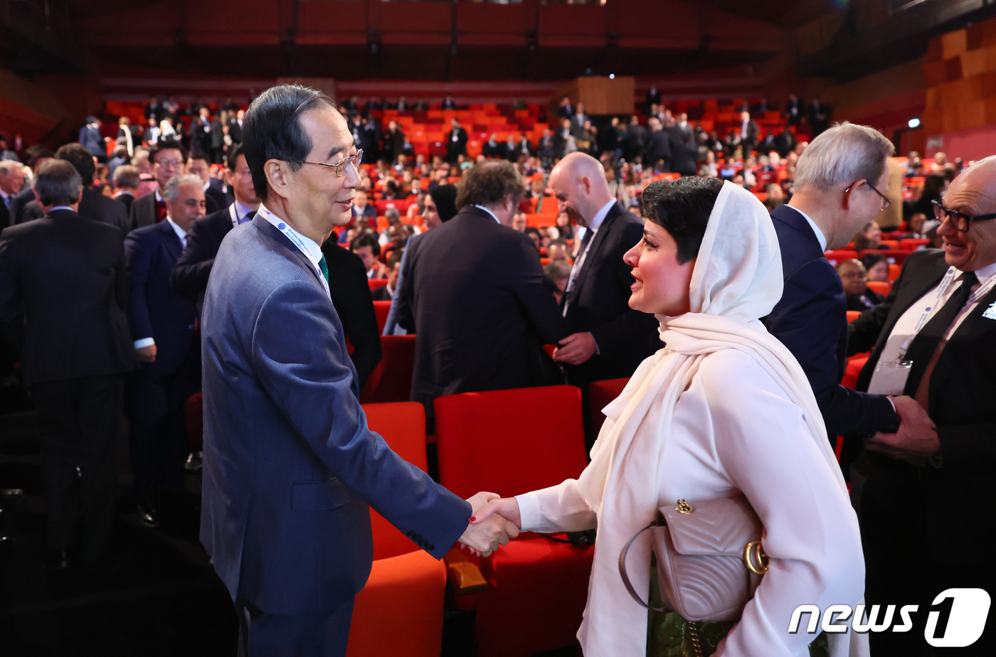 (파리=뉴스1) 이준성 기자 = 한덕수 국무총리가 28일 오후(현지시간) 프랑스 파리 남부 외곽 이시레물리노 지역의 ‘르 팔레 데 콩크레 디시(Le Palais des Congré …