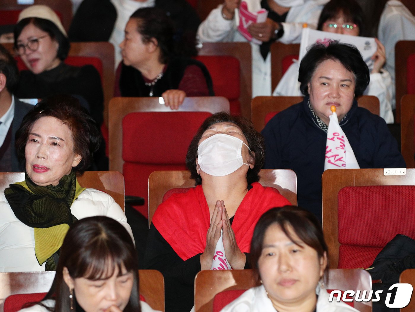 본문 이미지 - 2030세계박람회(엑스포) 개최지 선정 투표가 실시된 29일 새벽 부산 동구 부산시민회관 대극장에서 열린 2030부산세계박람회 성공 유치 시민응원전에서 투표 결과 사우디아라비아 리야드가 엑스포 개최지로 선정되자 시민들이 아쉬워하고 있다. 2023.11.29/뉴스1 ⓒ News1 윤일지 기자