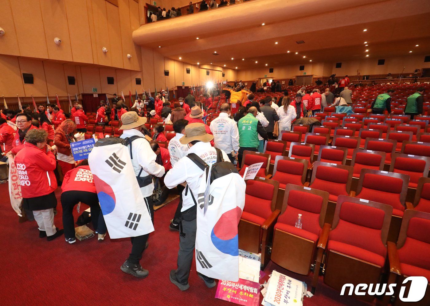 본문 이미지 - 2030세계박람회(엑스포) 개최지 선정 투표가 실시된 29일 새벽 부산 동구 부산시민회관 대극장에서 열린 2030부산세계박람회 성공 유치 시민응원전에서 투표 결과 사우디아라비아 리야드가 엑스포 개최지로 선정되자 시민들이 아쉬워하며 행사장을 나서고 있다. 2023.11.29/뉴스1 ⓒ News1 윤일지 기자
