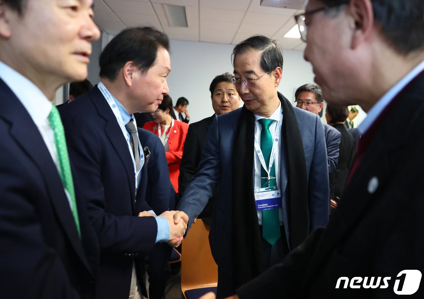 본문 이미지 - 한덕수 국무총리가 28일 오후(현지시간) 국제박람회기구(BIE) 제173차 총회가 열리고 있는 프랑스 파리 남부 외곽의 ‘르 팔레 데 콩크레 디시(Le Palais des Congr&eacute;s d’Issy)’에서 2030 세계 엑스포 개최지 선정 투표 결과 부산이 탈락하자 자리에서 일어나 대표단과 인사를 나누고 있다. (국무총리실 제공) 2023.11.29/뉴스1 ⓒ News1 이준성 기자