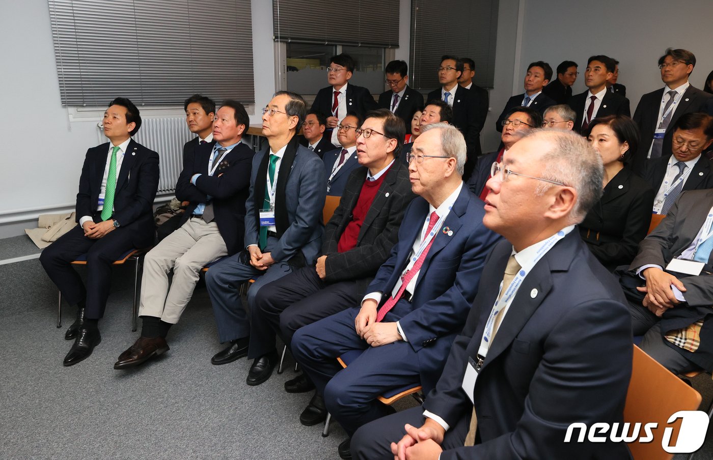 정의선 현대차그룹 회장&#40;오른쪽부터&#41;, 반기문 전 유엔 사무총장, 박형준 부산시장, 한덕수 국무총리, 최태원 대한상의 회장, 장성민 대통령실 미래전략기획관 등 참석한 대표단이 28일 오후&#40;현지시간&#41; 국제박람회기구&#40;BIE&#41; 제173차 총회가 열리고 있는 프랑스 파리 남부 외곽의 ‘르 팔레 데 콩크레 디시&#40;Le Palais des Congr&eacute;s d’Issy&#41;’에서 2030 세계 엑스포 개최지 선정 투표 결과 부산이 탈락하자 아쉬운 표정을 짓고 있다. &#40;국무총리실 제공&#41; 2023.11.29/뉴스1 ⓒ News1 이준성 기자