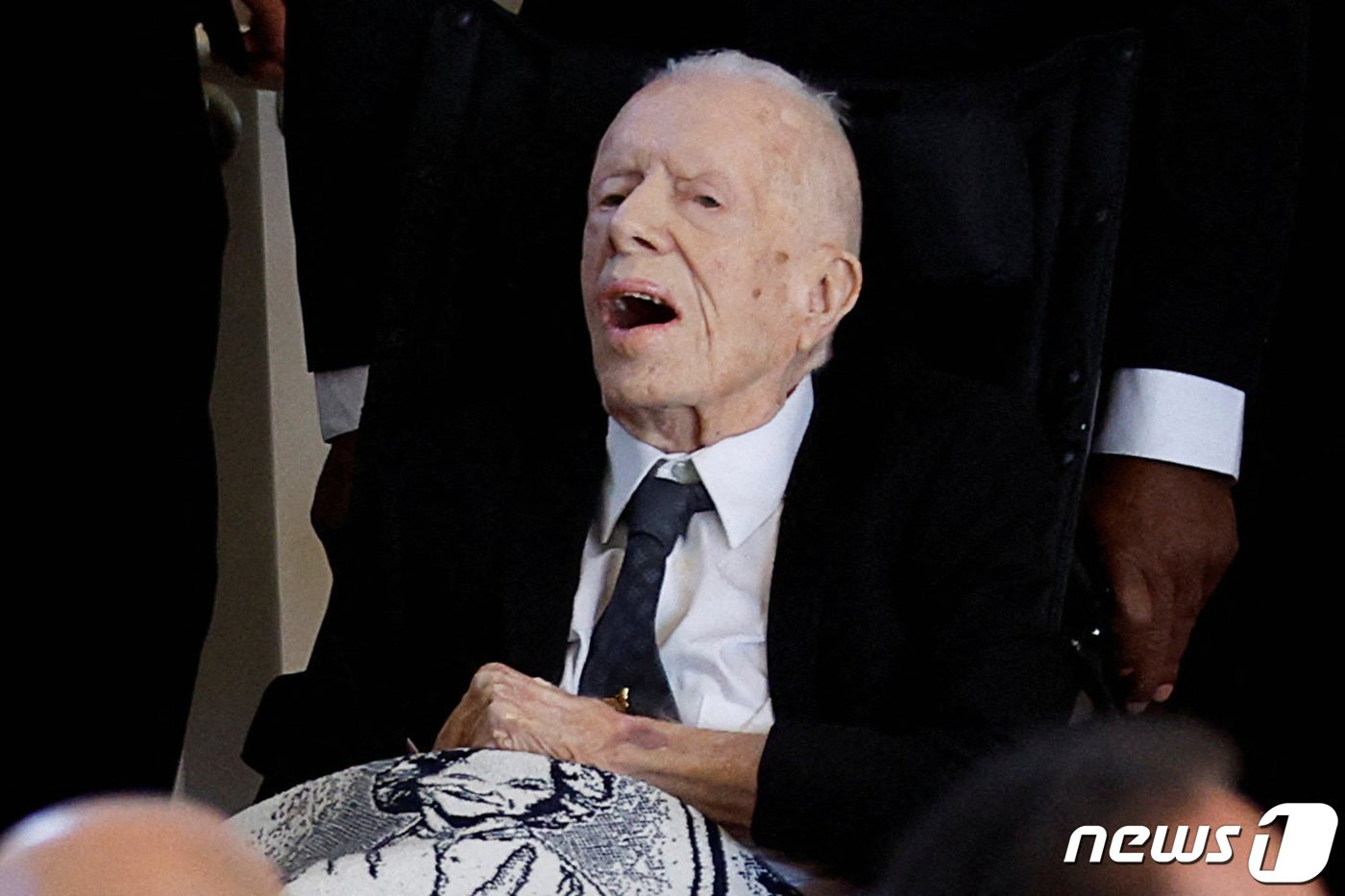 본문 이미지 - 지미 카터(99) 미국 전 대통령이 28일(현지시간) 미국 조지아주 애틀랜타에서 진행된 부인 로잘린 여사의 추모 예배에 모습을 드러냈다. 카터 전 대통령과 77년 평생을 함께한 로잘린 여사는 지난 19일 별세했다. ⓒ 로이터=뉴스1 ⓒ News1 이유진 기자