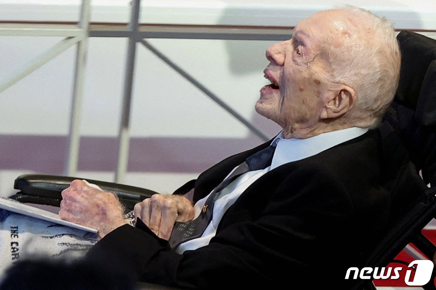 본문 이미지 - 지미 카터(99) 미국 전 대통령이 28일(현지시간) 미국 조지아주 애틀랜타에서 진행된 부인 로잘린 여사의 추모 예배에 모습을 드러냈다. 카터 전 대통령과 77년 평생을 함께한 로잘린 여사는 지난 19일 별세했다. ⓒ 로이터=뉴스1 ⓒ News1 이유진 기자