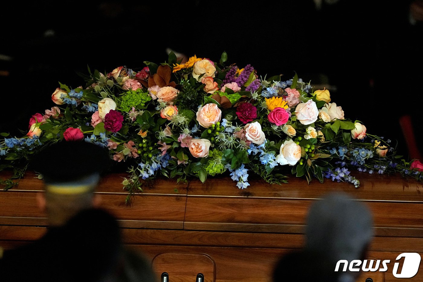 본문 이미지 - 28일(현지시간) 미국 애틀랜타에서 열린 로잘린 여사의 추모 예배에 꽃으로 장식된 관이 대중에 공개됐다. 지미 카터(99) 미국 전 대통령도 이날 부인의 마지막을 배웅하기 위해 모습을 드러냈다. 로잘린 카터 여사는 앞서 지난 19일 세상을 떠났다. ⓒ 로이터=뉴스1 ⓒ News1 이유진 기자