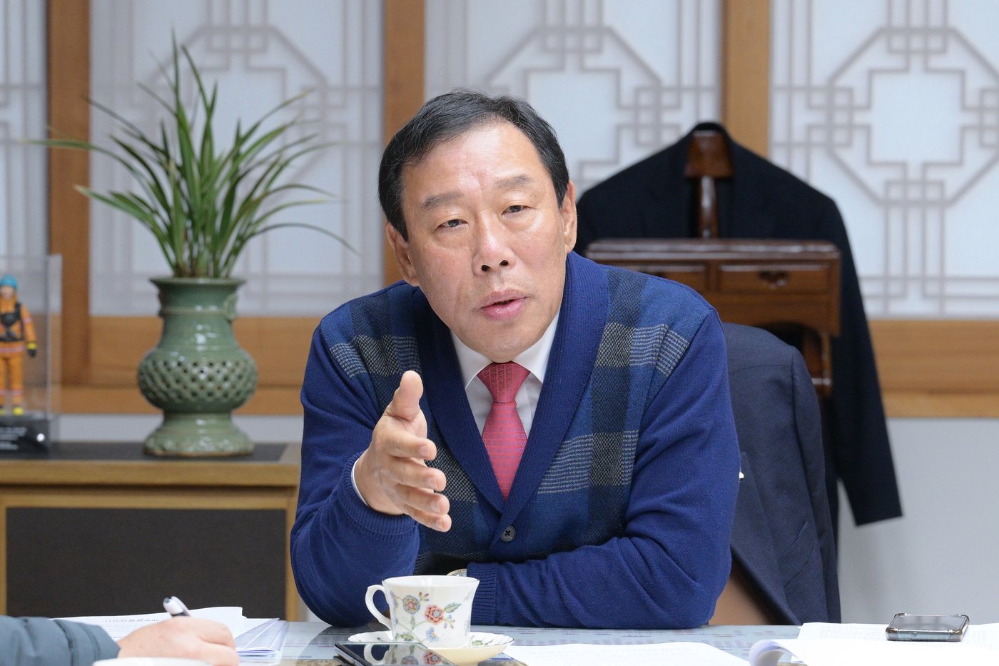 본문 이미지 -  최민호 세종시장(오른쪽)이 28일 시장 집무실에서 뉴스1과 인터뷰를 하고 있다. / 뉴스1
