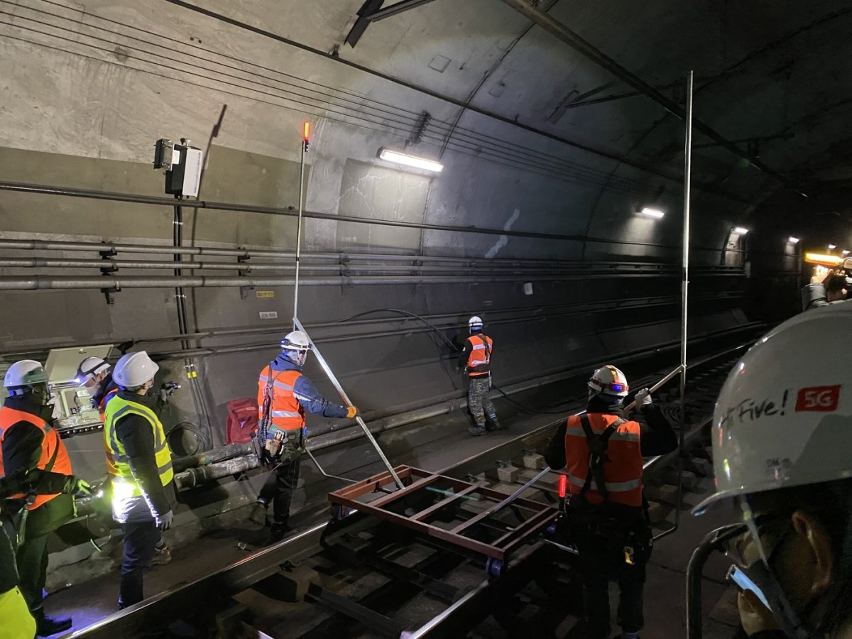 지난해 2월16일 5G 28㎓ 지하철 와이파이 장비와 객차 충돌을 방지하기 위해 작업자들이 건축한계측정을 하고 있다. 2022.2.16/뉴스1 © News1 이기범 기자
