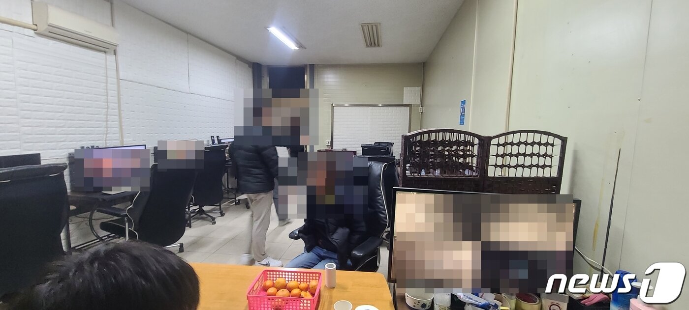 본문 이미지 - 평범한 사무실로 위장한 사행성 불법 게임장.(충북경찰청 제공).2023.11.29./뉴스1