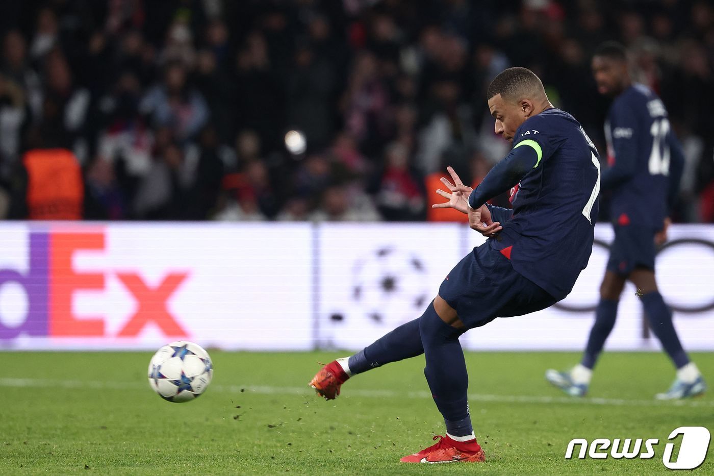 본문 이미지 - PSG의 킬리안 음바페가 28일(현지시각) 파리의 파르크 데 프랭스에서 열린 UEFA 챔피언스리그(UCL) 조별리그 뉴캐슬 유나이티드와 경기 후반 추가 시간에 동점 골이 된 PK을 차고 있다. 2023.11.29 ⓒ AFP=뉴스1 ⓒ News1 우동명 기자