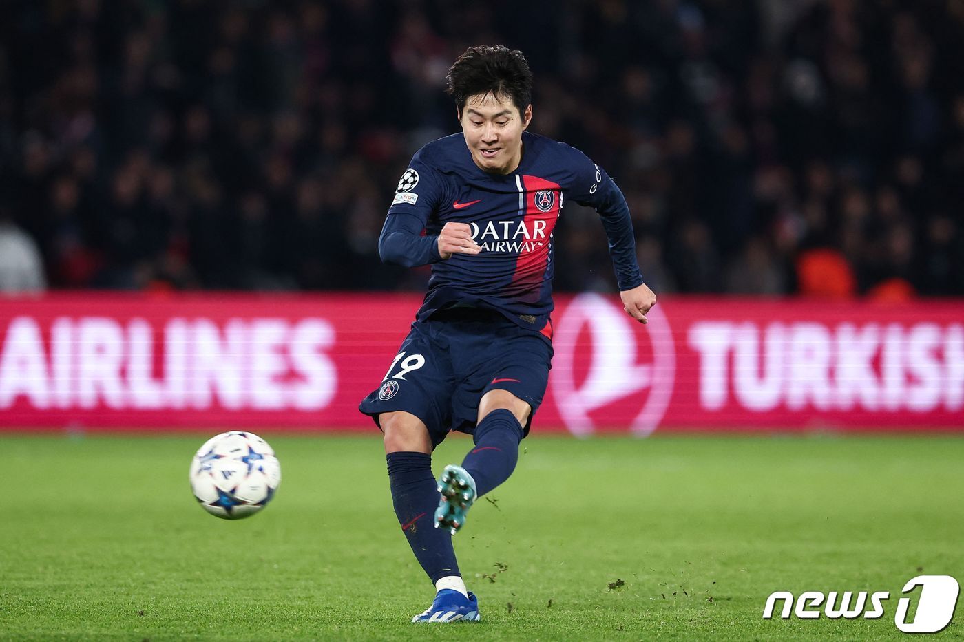본문 이미지 - PSG의 이강인이 28일(현지시각) 파리의 파르크 데 프랭스에서 열린 UEFA 챔피언스리그(UCL) 조별리그 뉴캐슬 유나이티드와 경기 중 패스를 하고 있다. 2023.11.29 ⓒ AFP=뉴스1 ⓒ News1 우동명 기자