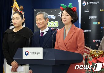 본문 이미지 - 이영 중소벤처기업부 장관이 29일 오전 서울 종로구 세종대로 정부서울청사에서 소상공인들과 눈꽃 동행축제 추진계획 발표 브리핑을 하고 있다. 2023.11.29/뉴스1 ⓒ News1 김명섭 기자