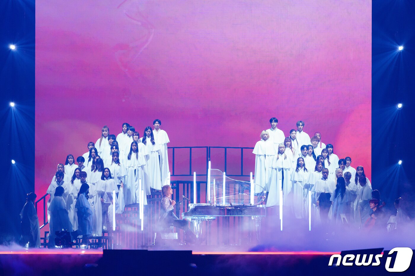 본문 이미지 - 일본 밴드 X-JAPAN&#40;엑스재팬&#41; 리더 요시키가 28일 일본 도쿄돔에서 열린 ‘2023 마마 어워즈&#40;2023 MAMA AWARDS&#41;’에서 투모로우바이투게더의 태현, 휴닝카이, 보이넥스트도어의 명재현, 라이즈의 앤톤, 제로베이스원의 한유진과 함께 엑스재팬 히트곡 ‘엔드리스 레인’&#40;Endless Rain&#41; 무대를 선보이고 있다. &#40;CJENM 제공&#41; ⓒ News1 권현진 기자
