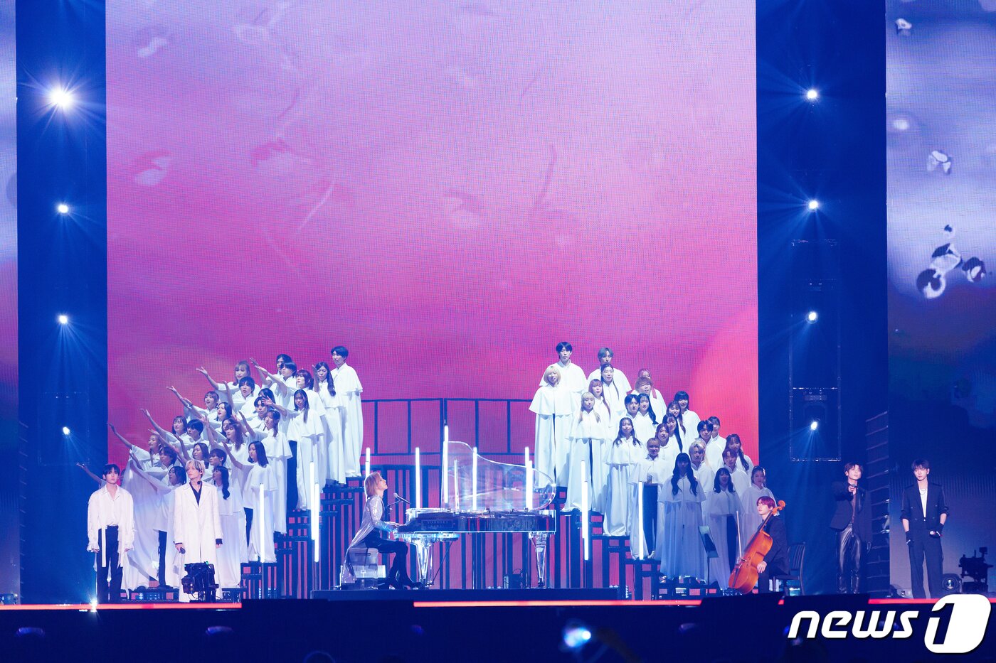 본문 이미지 - 일본 밴드 X-JAPAN&#40;엑스재팬&#41; 리더 요시키가 28일 일본 도쿄돔에서 열린 ‘2023 마마 어워즈&#40;2023 MAMA AWARDS&#41;’에서 투모로우바이투게더의 태현, 휴닝카이, 보이넥스트도어의 명재현, 라이즈의 앤톤, 제로베이스원의 한유진과 함께 엑스재팬 히트곡 ‘엔드리스 레인’&#40;Endless Rain&#41; 무대를 선보이고 있다. &#40;CJENM 제공&#41; ⓒ News1 권현진 기자