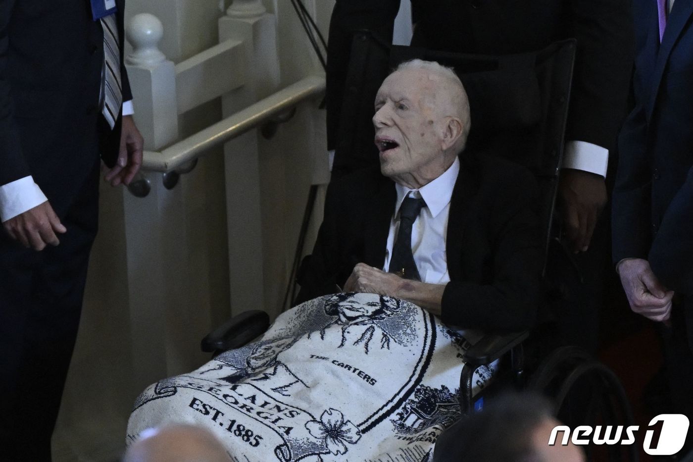 본문 이미지 - 지미 카턴 전 미국 대통령이 28일(현지시각) 조지아주 애틀랜타에서 열린 부인 로절린 여사의 장례식에 참석을 하고 있다. 2023.11.29 ⓒ AFP=뉴스1 ⓒ News1 우동명 기자