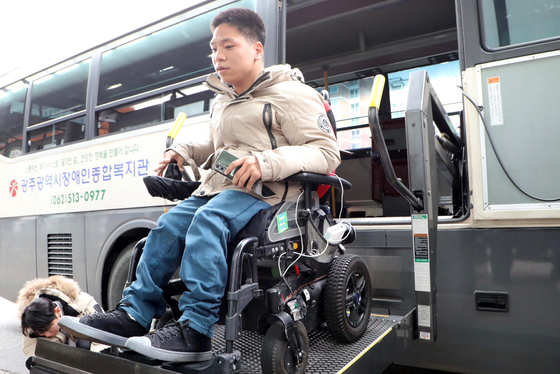 고속버스 장애인 리프트 설치 '일반만 vs 우등까지'…법정서 공방