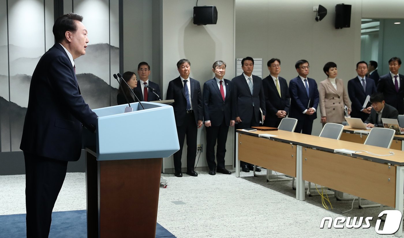 윤석열 대통령이 29일 용산 대통령실 청사 브리핑룸에서 김대기 비서실장을 비롯한 참모들이 지켜보는 가운데 2030 부산세계박람회&#40;엑스포&#41; 유치 무산과 관련한 대국민 메시지를 발표하고 있다. 2023.11.29/뉴스1 ⓒ News1 오대일 기자