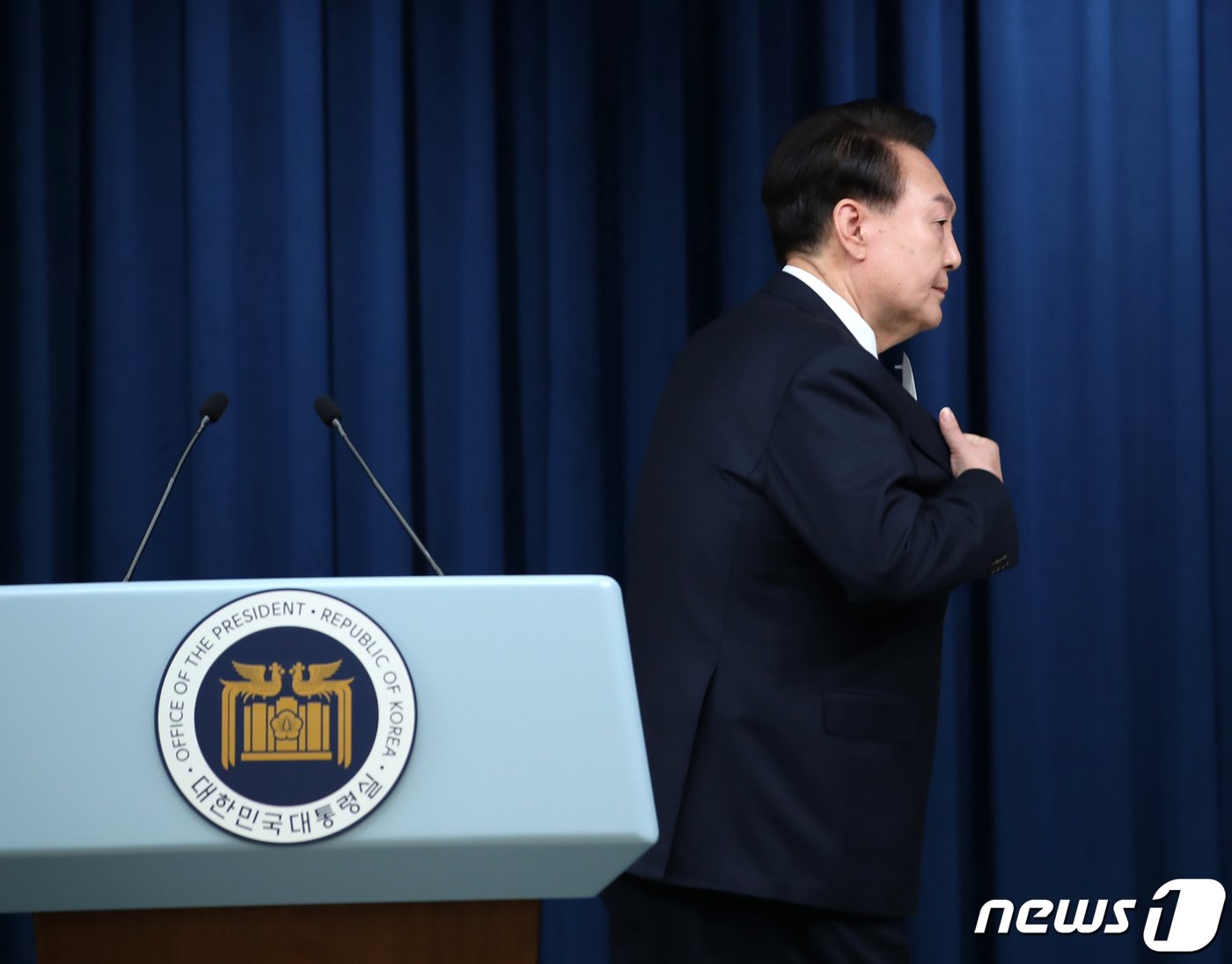 본문 이미지 - 윤석열 대통령이 29일 용산 대통령실 청사 브리핑룸에서 2030 부산세계박람회(엑스포) 유치 무산과 관련한 대국민 메시지를 발표한 후 자리를 뜨고 있다. 2023.11.29/뉴스1 ⓒ News1 오대일 기자
