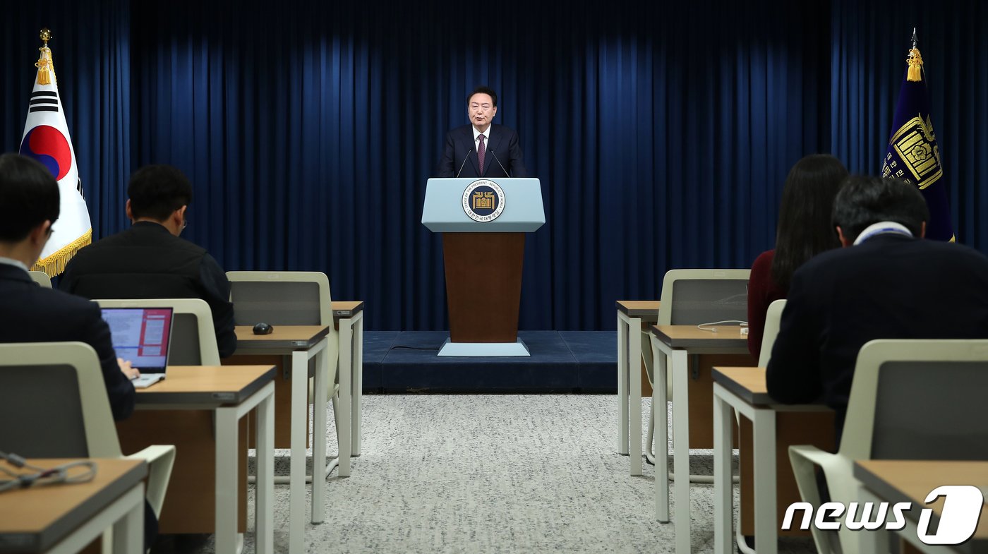 본문 이미지 - 윤석열 대통령이 29일 용산 대통령실 청사 브리핑룸에서 2030 부산세계박람회(엑스포) 유치 무산과 관련한 대국민 메시지를 발표하기 위해 입장하고 있다. 2023.11.29/뉴스1 ⓒ News1 오대일 기자