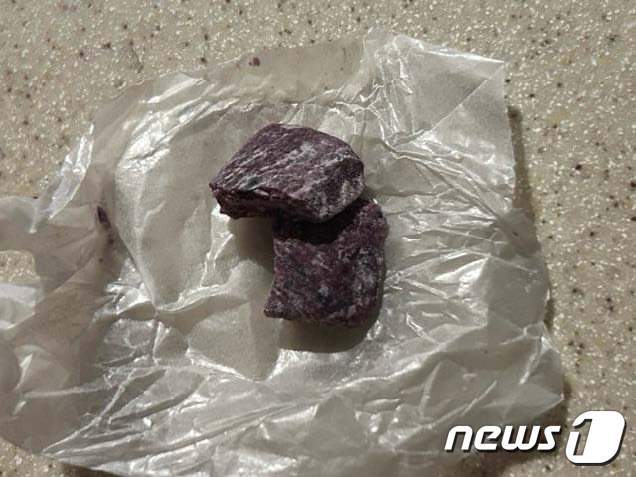 본문 이미지 - 지난달 31일&#40;현지시간&#41; 경찰은 뉴브런즈윅주 멍크턴의 에버그린 지역에 있는 핼러윈 행사 &#39;트릭 오어 트릿&#40;Trick or Treat&#41;&#39;에서 집으로 돌아온 어린이의 가방에서 마약으로 보이는 의심스러운 사탕이 발견됐다는 신고를 받고 수사에 나섰다.&#40;로얄 캐나디안 마운티드 경찰 제공&#41;.