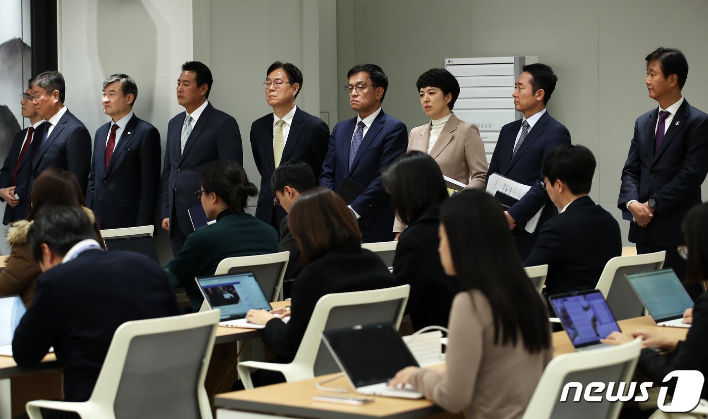 본문 이미지 - 김대기 대통령 비서실장을 비롯한 참모진이 29일 용산 대통령실 청사에서 진행된 윤석열 대통령의 2030 부산세계박람회(엑스포) 유치 무산과 관련한 대국민 담화를 지켜보고 있다. 2023.11.29/뉴스1 ⓒ News1 오대일 기자