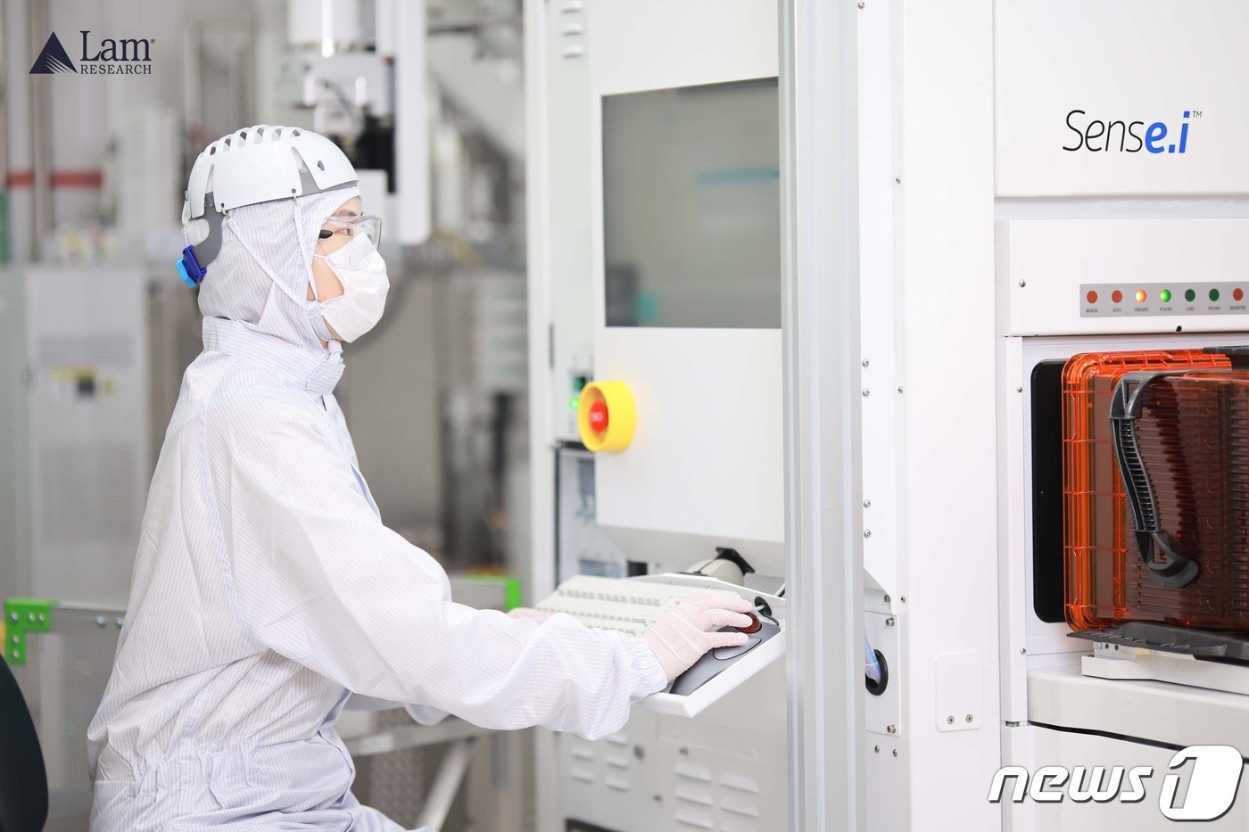 본문 이미지 -  KTC 내부에서 램리서치 직원이 센스아이 장비로 작업하고 있다. (램리서치 제공)