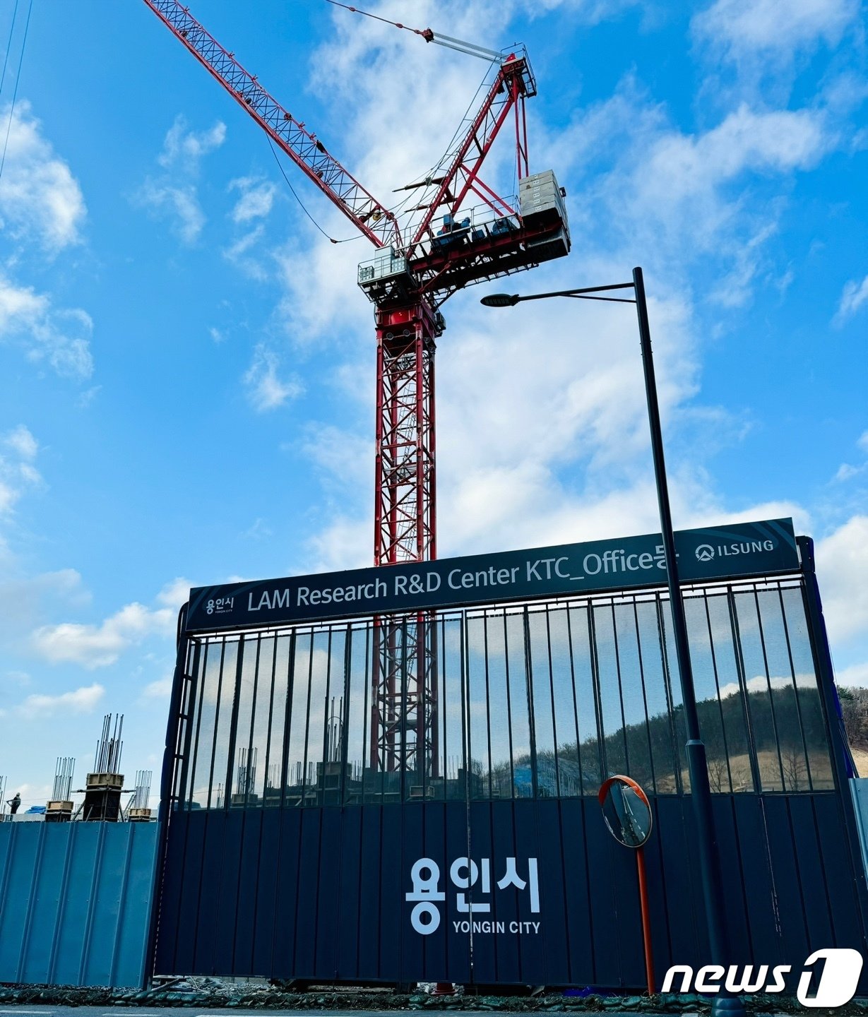 본문 이미지 - 용인 램리서치 KTC(코리아 테크놀로지 센터) 옆에 내년 7월 완공 예정인 오피스동이 공사 중인 모습.  2023.11.28./뉴스1 ⓒ News1 강태우 기자