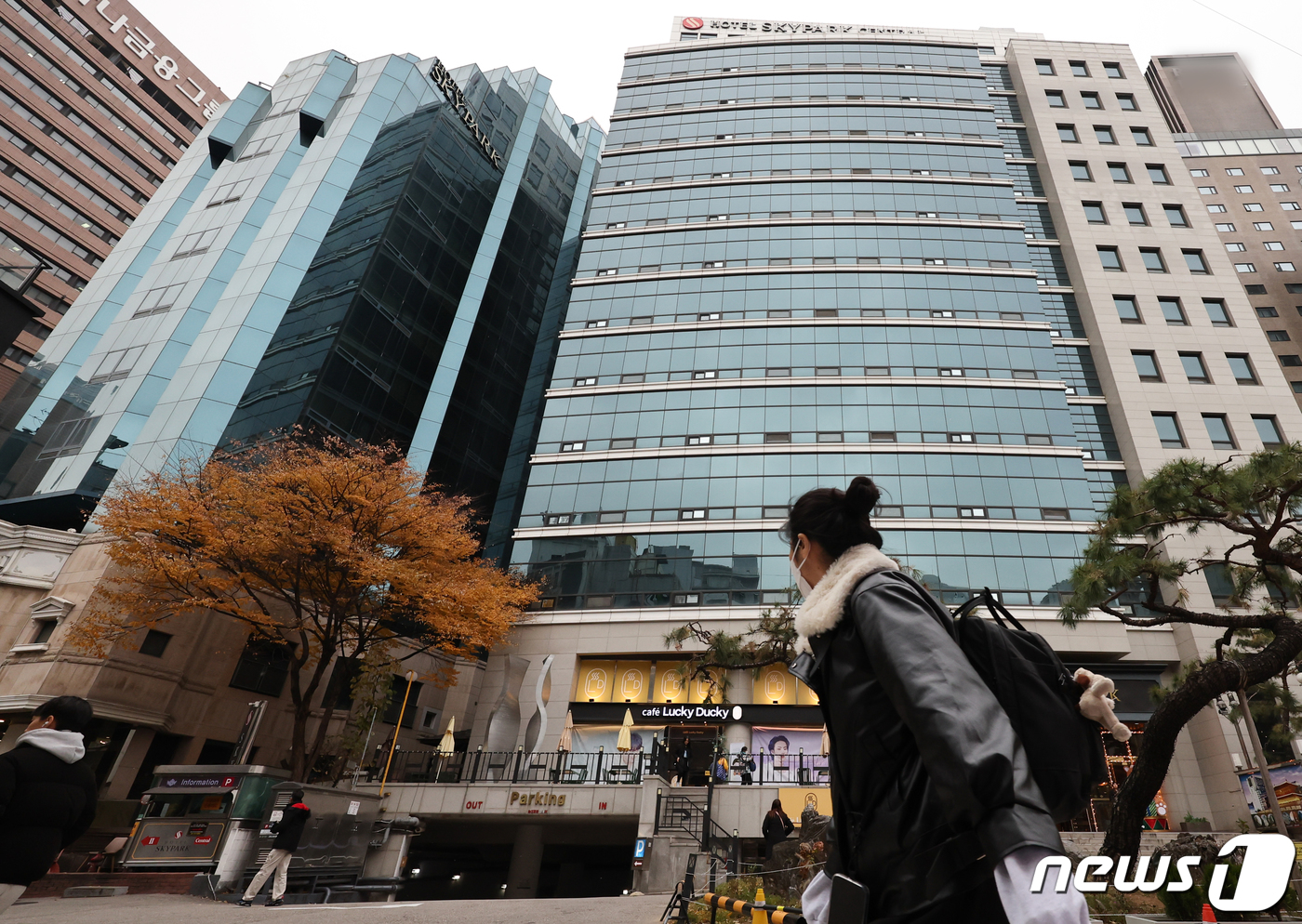 (서울=뉴스1) 허경 기자 = 감정가 약 2300억원에 경매 시장에 나온 서울 중구 명동 호텔이 주인을 찾지 못했다. 이 호텔의 감정가는 역대 경매 사상 네 번째로 높은 액수로도 …