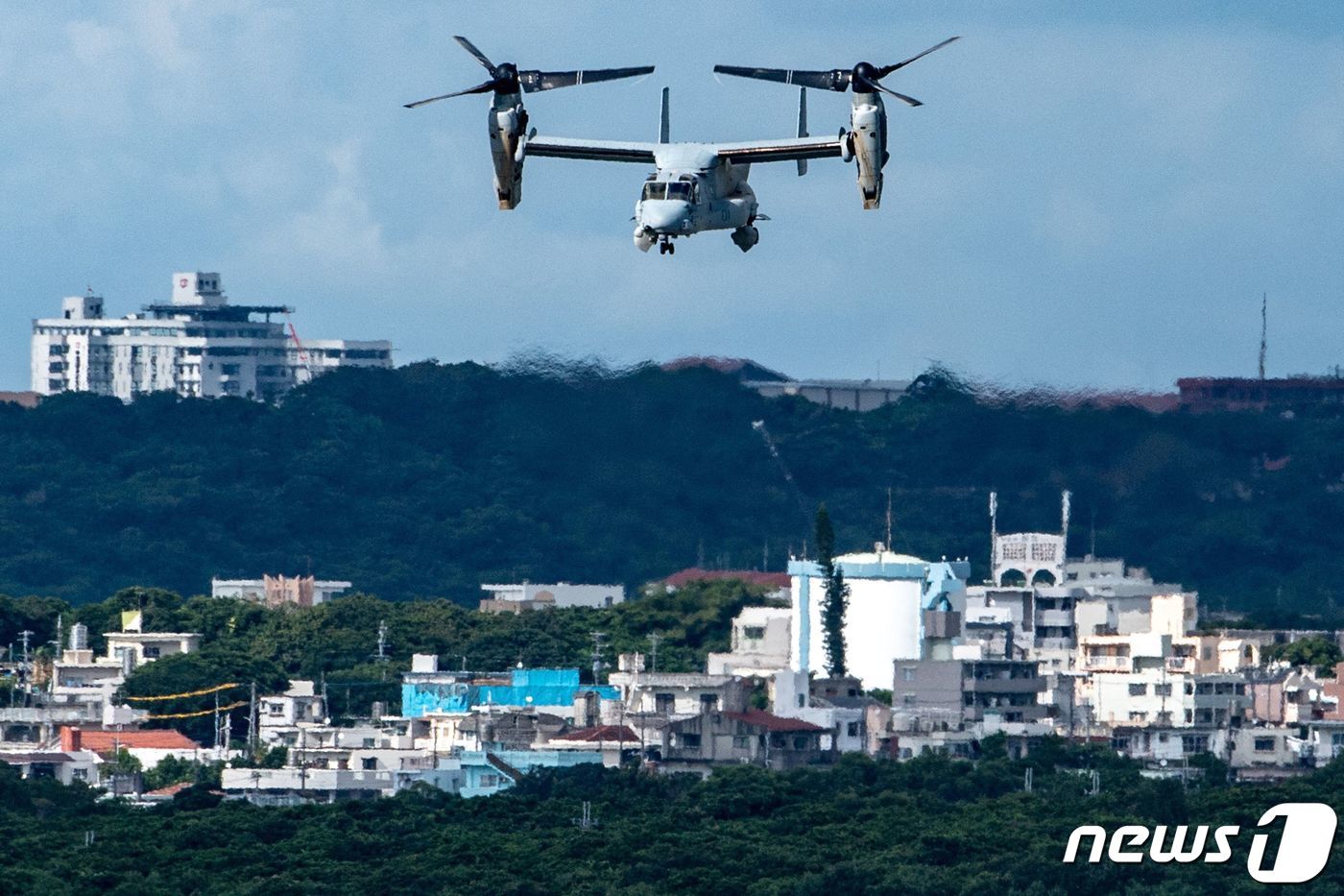 오키나와현 기노완시 중심부에 위치한 후텐마 미 공군기지서 오스프리 항공기 한 대가 비행하고 있다. 2022.08.23/ ⓒ AFP=뉴스1 ⓒ News1 권진영 기자