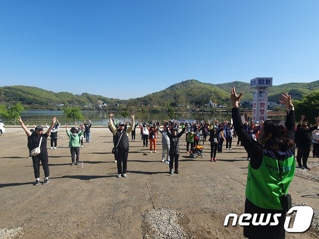 &#39;목감 7000보 걷기 챌린지&#39; 행사에 참여한 경기 시흥시 주민들이 한데 모여 체조를 하고 있다. &#40;질병청 제공&#41;