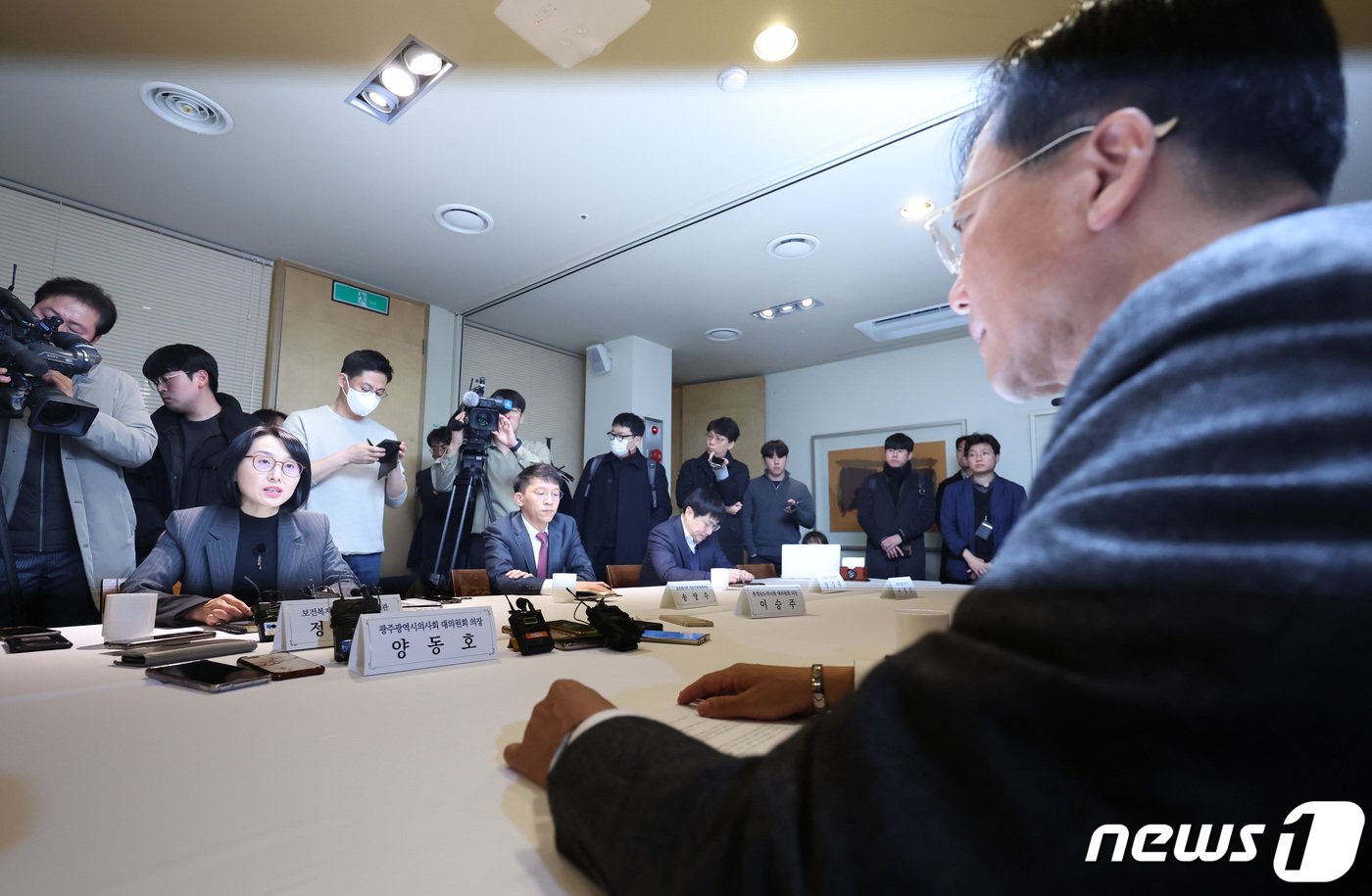 본문 이미지 - 정경실 보건복지부 보건의료정책관이 11월29일 오후 서울 중구 컨퍼런스하우스 달개비에서 열린 의과대학 정원 확대 방안 논의를 위한 제19차 의료현안협의체 회의에서 모두 발언을 하고 있다. 오른쪽은 대한의사협회 측 협상 단장인 양동호 광주시의사회 대의원회 의장. 2023.11.29/뉴스1 ⓒ News1 김민지 기자