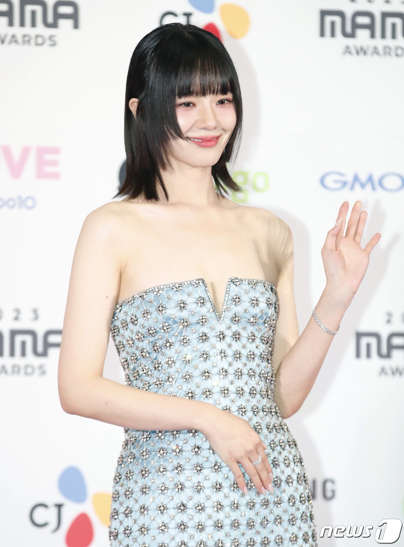 본문 이미지 - 배우 박규영이 29일 일본 도쿄돔에서 열린 ‘2023 마마 어워즈&#40;2023 MAMA AWARDS&#41;’에서 인사를 하고 있다. ⓒ News1 권현진 기자