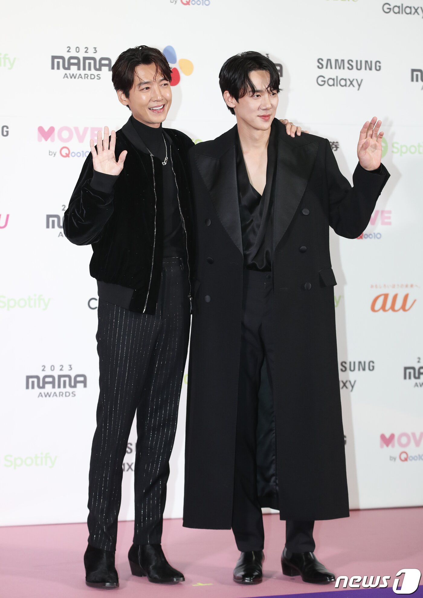본문 이미지 - 배우 정경호와 유연석&#40;오른쪽&#41;이 29일 일본 도쿄돔에서 열린 ‘2023 마마 어워즈&#40;2023 MAMA AWARDS&#41;’에 함께 참석해 포즈를 취하고 있다. ⓒ News1 권현진 기자