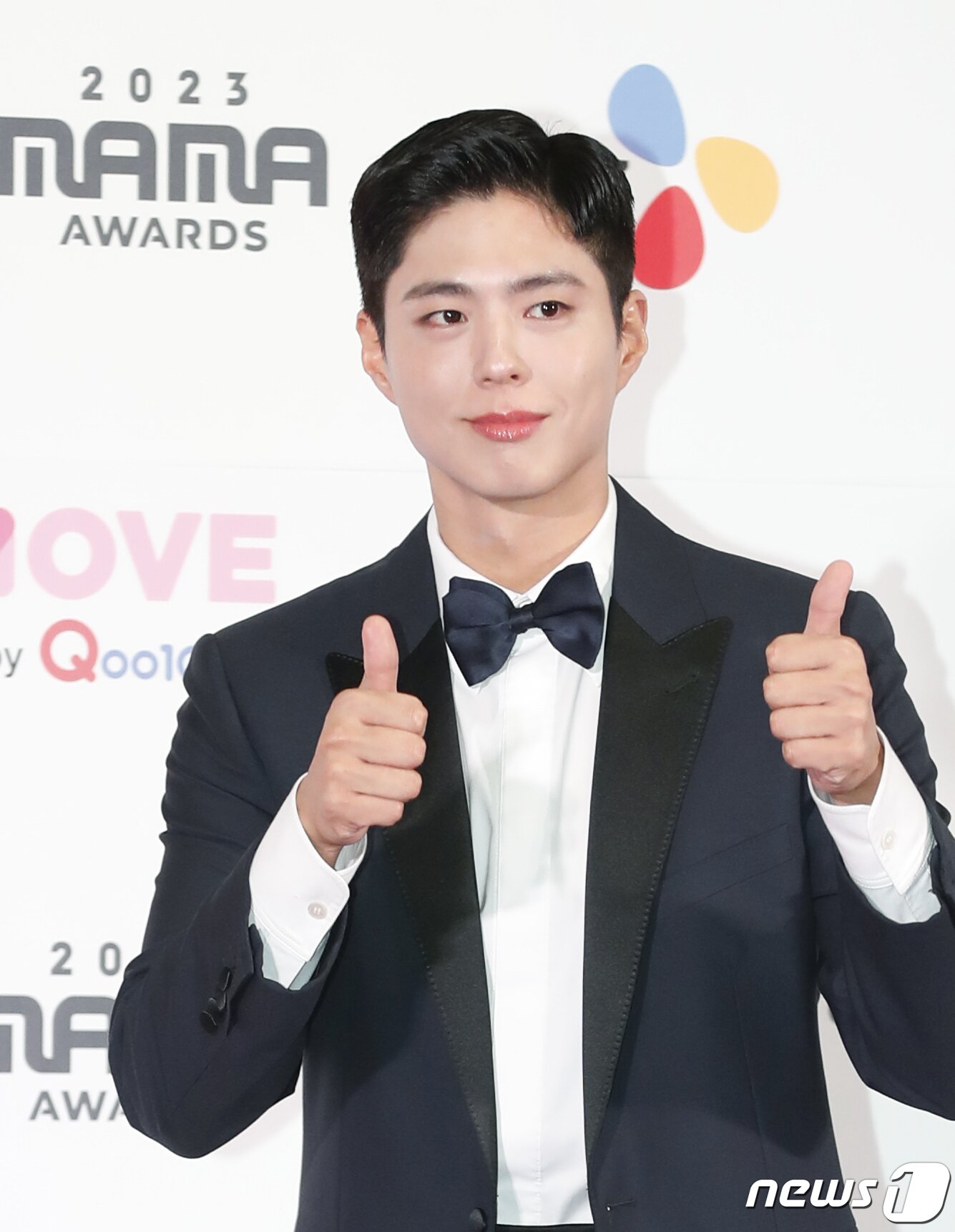 본문 이미지 - 배우 박보검이 29일 일본 도쿄돔에서 열린 ‘2023 마마 어워즈(2023 MAMA AWARDS)’에서 엄지를 치켜들고 있다. ⓒ News1 권현진 기자