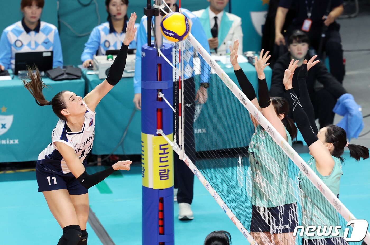 본문 이미지 - IBK기업은행 아베크롬비가 29일 서울 중구 장충체육관에서 열린 여자프로배구 2023-2024 도드람 V리그 GS칼텍스와 IBK기업은행의 경기에서 스파이크를 하고 있다. 2023.11.29/뉴스1 ⓒ News1 이동해 기자