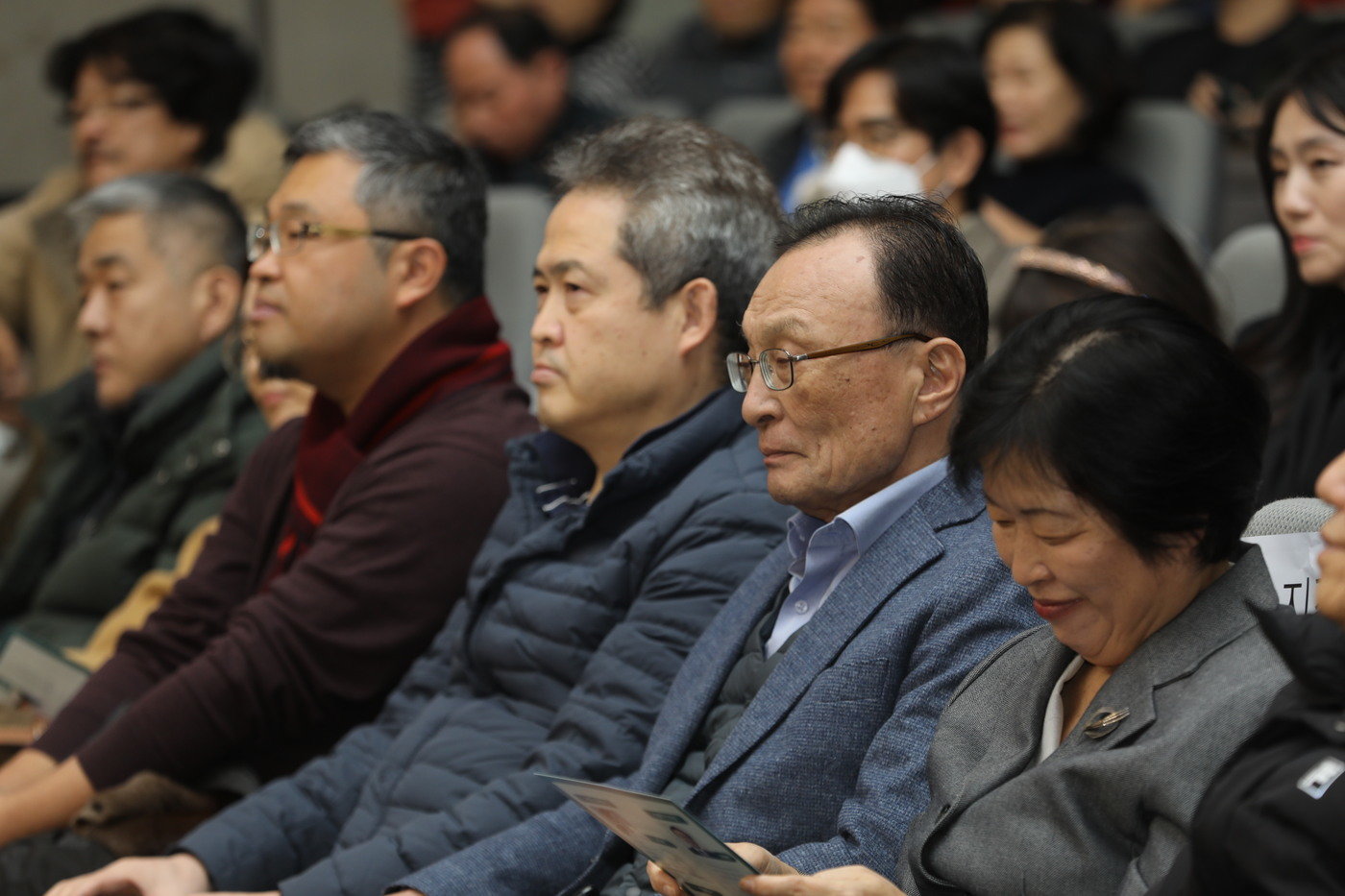 이해찬 전 민주당 대표&#40;오른쪽 앞줄 두번째&#41;가  29알 세종시 아름동  함께  복합커뮤니티센터에서 열린 &#39;법고전 산책과 디케의 눈물&#39; 북콘서트에서 부인&#40;오른쪽 앞줄 첫번째&#41;과 함께 얘기를 듣고 있다.  &#40;서영석 작가 제공&#41; / 뉴스1