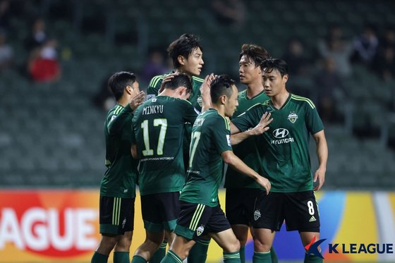 본문 이미지 - 29일 홍콩스타디움에서 열린 2023-2024 ACL 조별리그 F조 5차전 키치SC(홍콩)와 전북 현대의 경기에서 전북 송민규가 골을 넣은 뒤 동료들과 기쁨을 나누고 있다. 이날 경기에서 전북은 키치에 2대 1 승리를 거뒀다. (한국프로축구연맹 제공) 2023.11.29/뉴스1