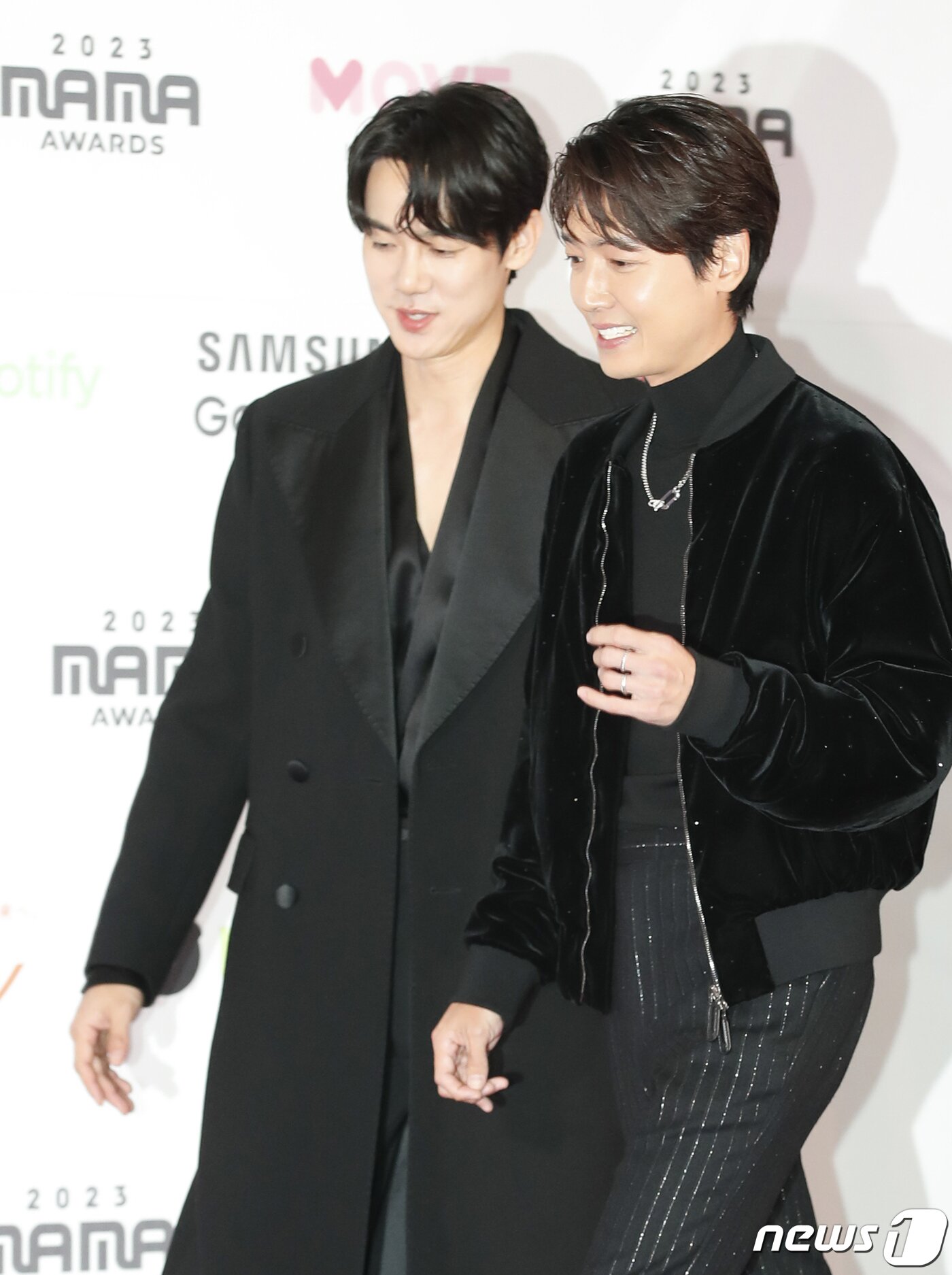 본문 이미지 - 배우 유연석과 정경호&#40;오른쪽&#41;가 29일 일본 도쿄돔에서 열린 ‘2023 마마 어워즈&#40;2023 MAMA AWARDS&#41;’에 참석하고 있다. ⓒ News1 권현진 기자